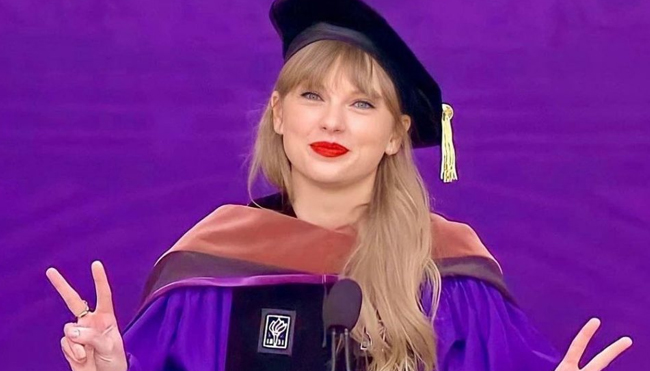 Taylor Swift Raih Gelar Doktor di New York University